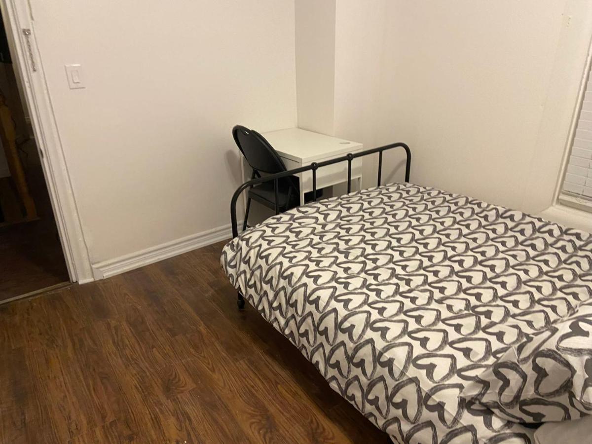Budget Quad Room With En Suite Bathroom 36B Toronto Exterior photo