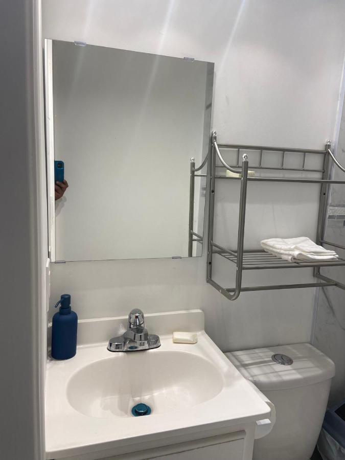 Budget Quad Room With En Suite Bathroom 36B Toronto Exterior photo